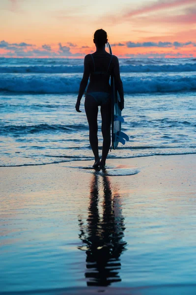 Fiatal nő szörfös ellátással — Stock Fotó