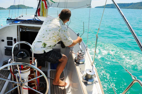 Yacht i det öppna havet — Stockfoto