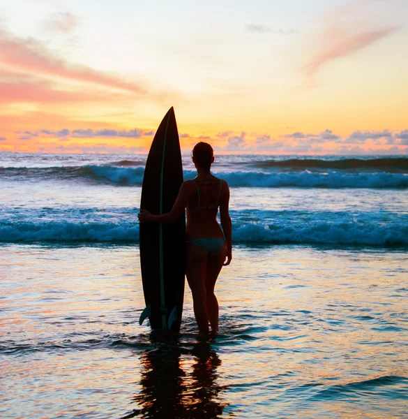 Mujer joven surfista con tabla — Foto de Stock