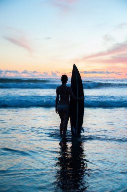 Genç kadın sörfçü ile yönetim kurulu