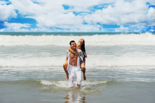 Casal jovem em uma praia — Fotografia de Stock