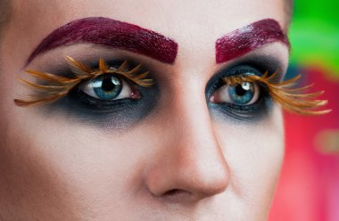 Yakışıklı genç manken makyaj ile