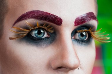 Yakışıklı genç manken makyaj ile