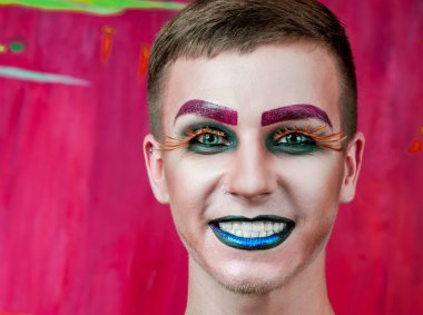 Yakışıklı genç manken makyaj ile