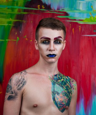 Yakışıklı genç manken makyaj ile