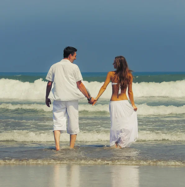 Ungt par på en strand – stockfoto