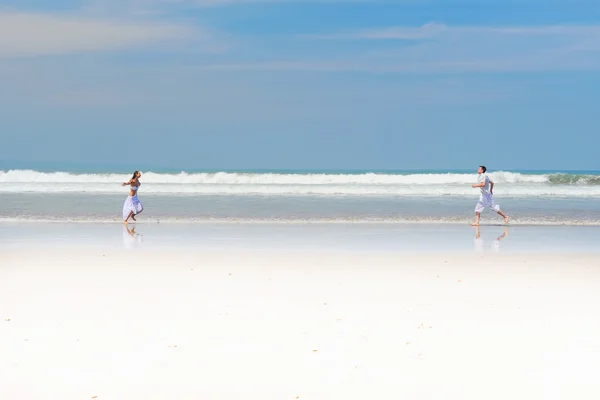 Junges Paar an einem Strand — Stockfoto