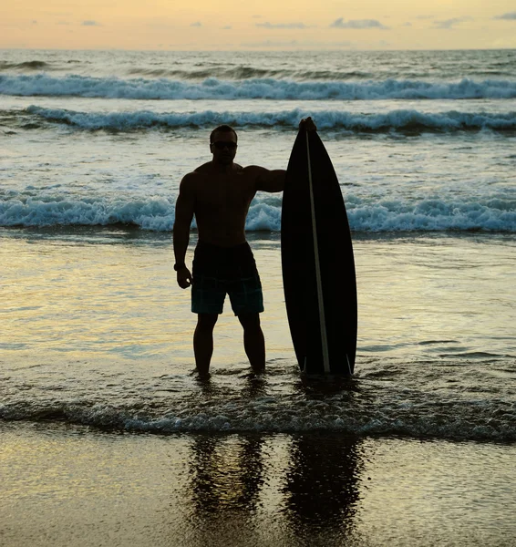 Surfista com prancha — Fotografia de Stock