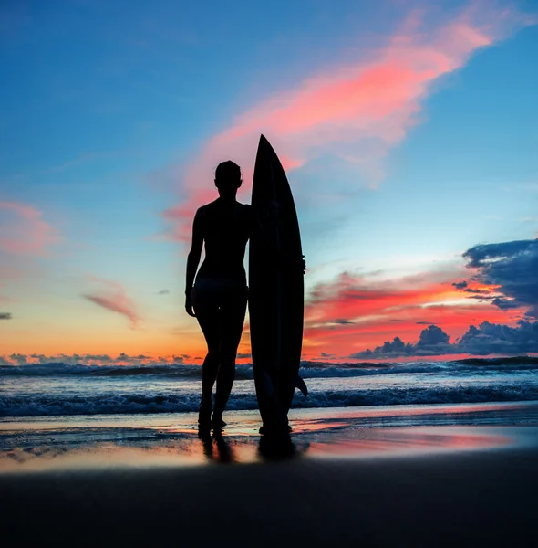 Mujer joven surfista con tabla — Foto de Stock