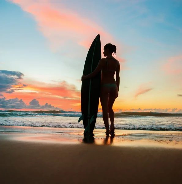 Jeune femme surfeuse avec planche — Photo