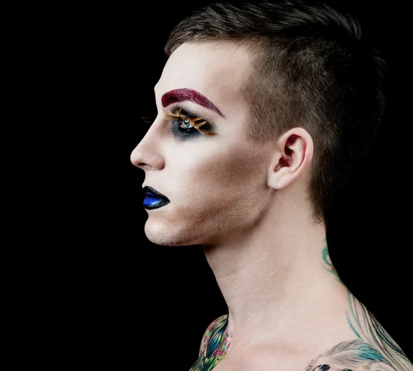 Schöner junger Mann modelliert mit Make-up — Stockfoto