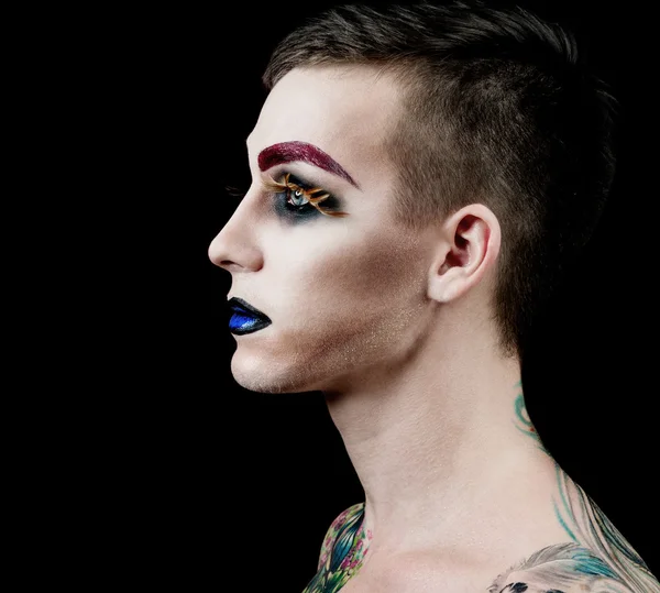 Beau jeune homme mannequin avec maquillage — Photo