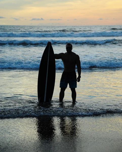 Surfista com prancha — Fotografia de Stock