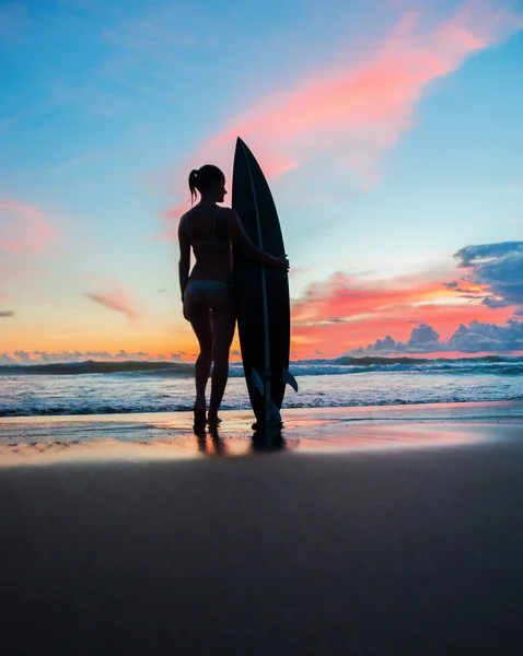 Mujer joven surfista con tabla — Foto de Stock