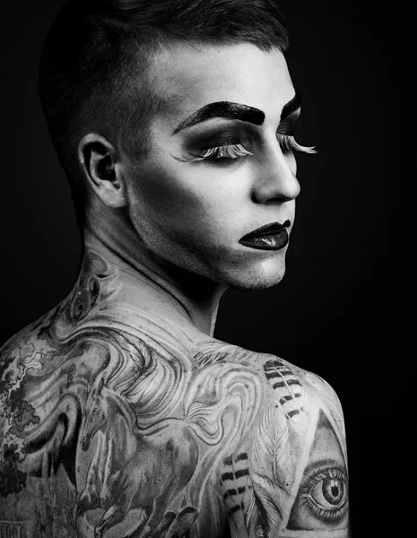 Yakışıklı genç manken makyaj ile