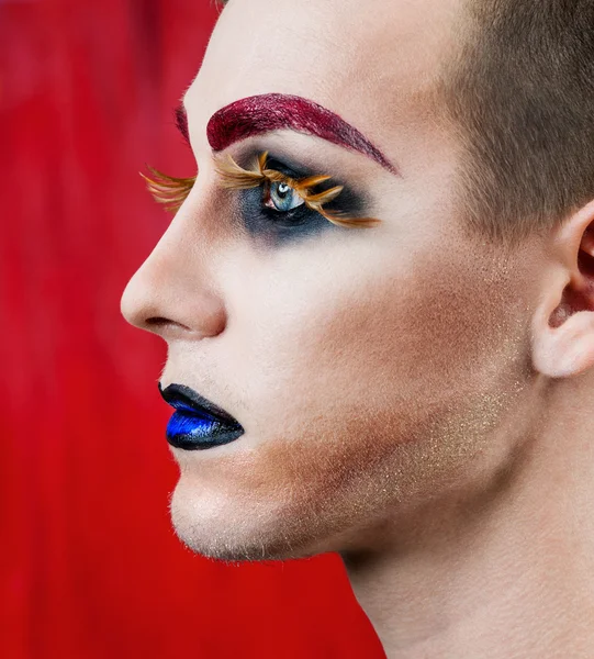 Guapo joven modelo de moda con maquillaje — Foto de Stock