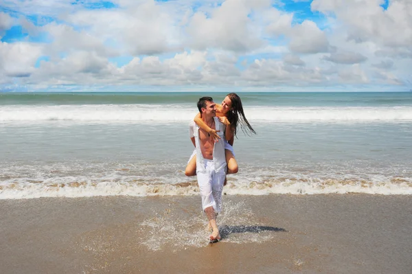 Young couple on a beach — Stock Photo, Image