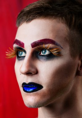 Yakışıklı genç manken makyaj ile