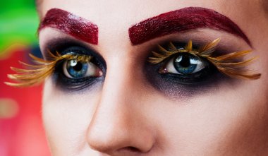 Yakışıklı genç manken makyaj ile