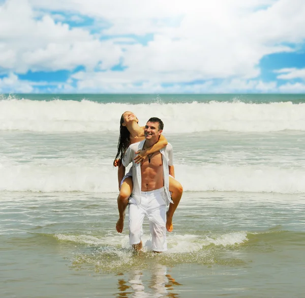 Jeune couple sur une plage — Photo