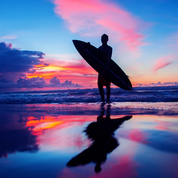 Surfer mit Brett — Stockfoto