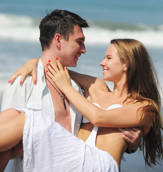 Casal jovem em uma praia — Fotografia de Stock