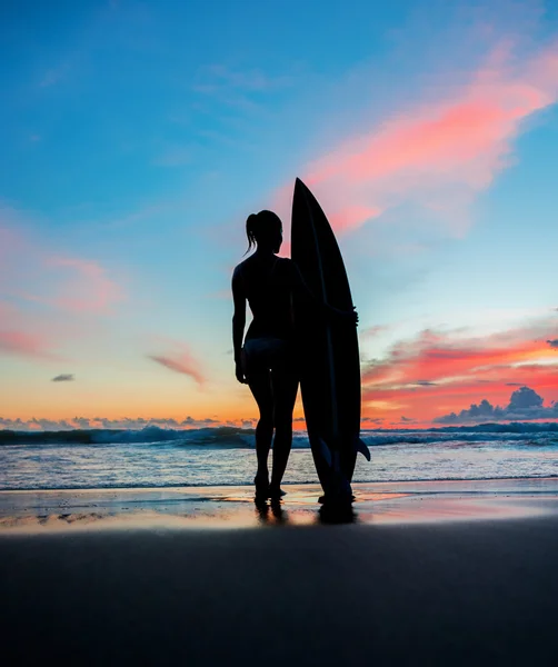 Mujer joven surfista con tabla — Foto de Stock