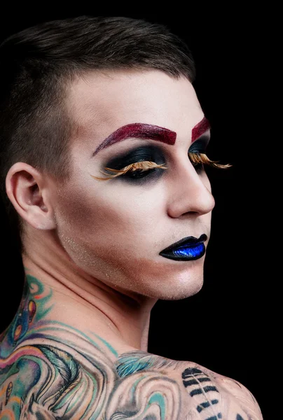 Pohledný mladý muž modelka s make-up — Stock fotografie