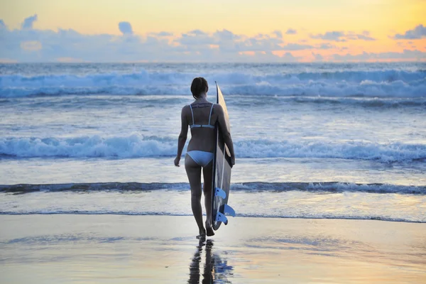 Jeune femme surfeuse avec planche — Photo