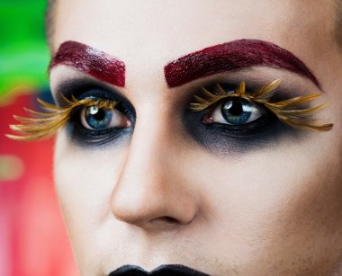 Yakışıklı genç manken makyaj ile