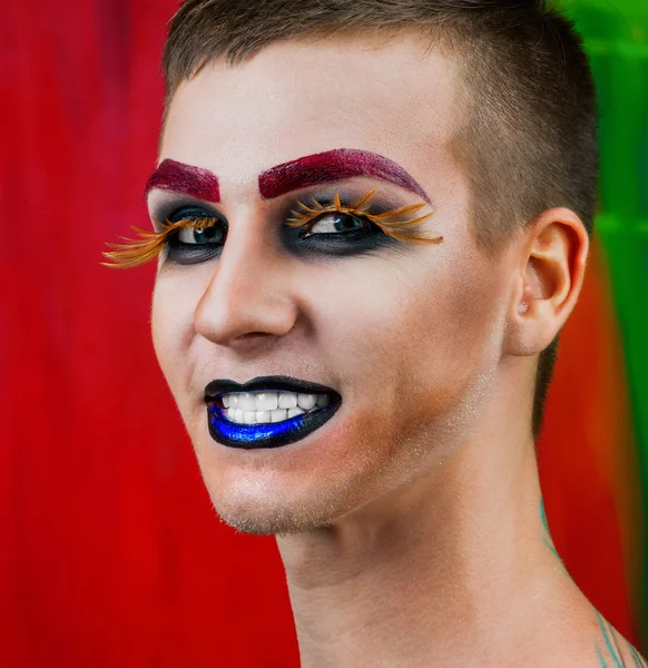 Przystojny młody mężczyzna moda model z make-up — Zdjęcie stockowe