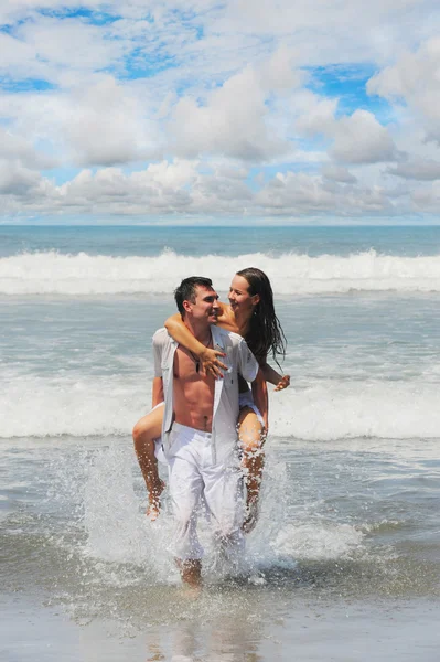 Casal jovem em uma praia — Fotografia de Stock