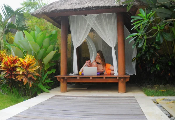 Feliz pareja sonriente navegar por Internet — Foto de Stock