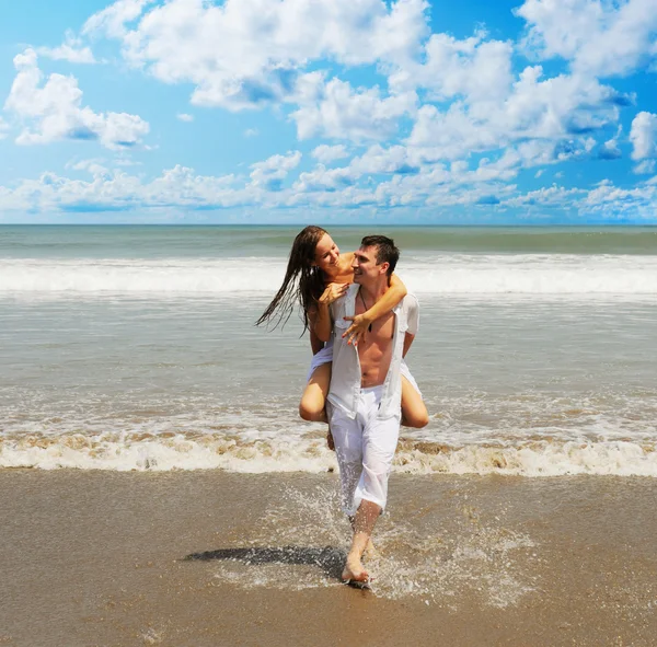 Casal jovem em uma praia — Fotografia de Stock