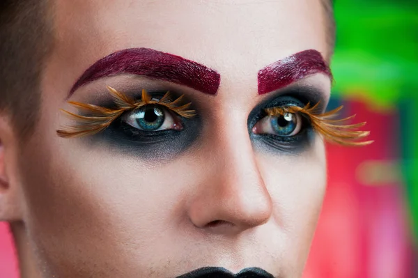 Yakışıklı genç manken makyaj ile