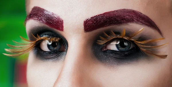 Yakışıklı genç manken makyaj ile