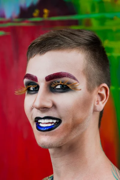 Knappe jongeman mannequin met make-up — Stockfoto