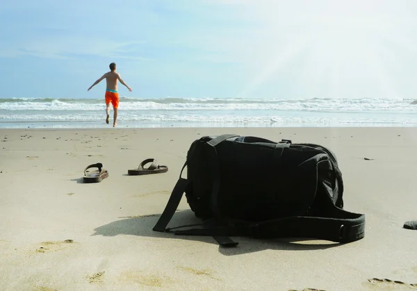 L'homme court dans la mer pour nager — Photo