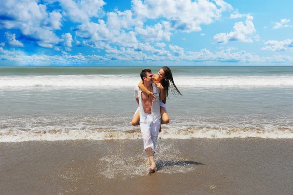 Casal jovem em uma praia — Fotografia de Stock