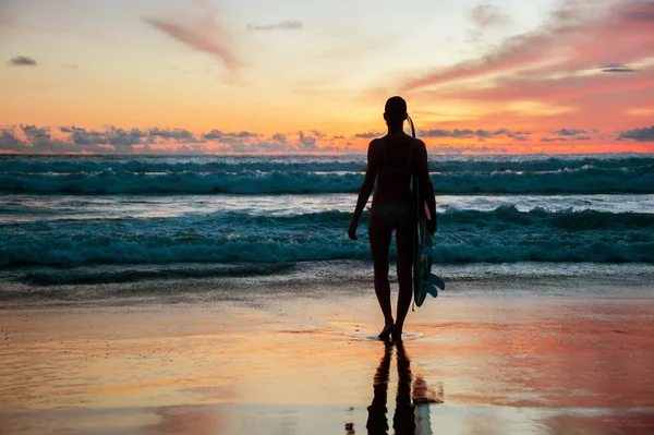 Surfer νεαρή γυναίκα με το Διοικητικό Συμβούλιο — Φωτογραφία Αρχείου