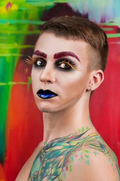 Stilig ung man modell med make-up — Stockfoto