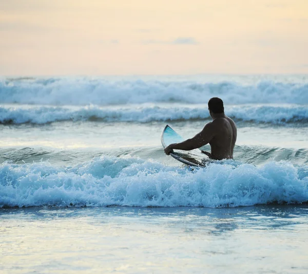 Surfeur avec planche — Photo
