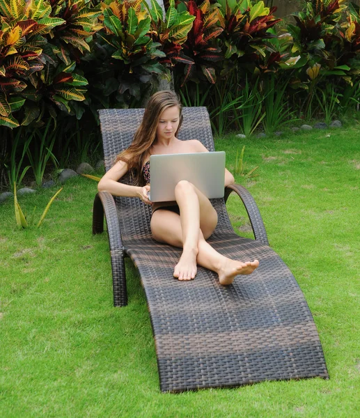 Gelukkig lachende vrouw surfen op internet — Stockfoto