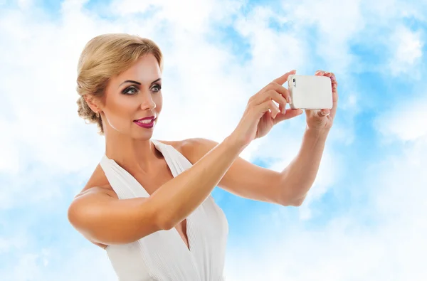 Young woman taking selfie — Stock Photo, Image