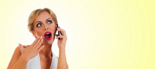 Žena mluví na mobilním telefonu — Stock fotografie