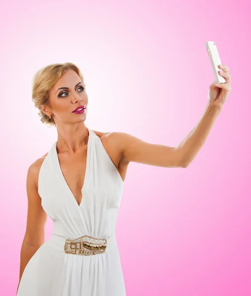 Mujer joven tomando selfie —  Fotos de Stock