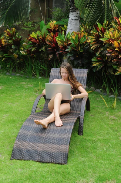 Heureuse femme souriante surfer sur Internet — Photo