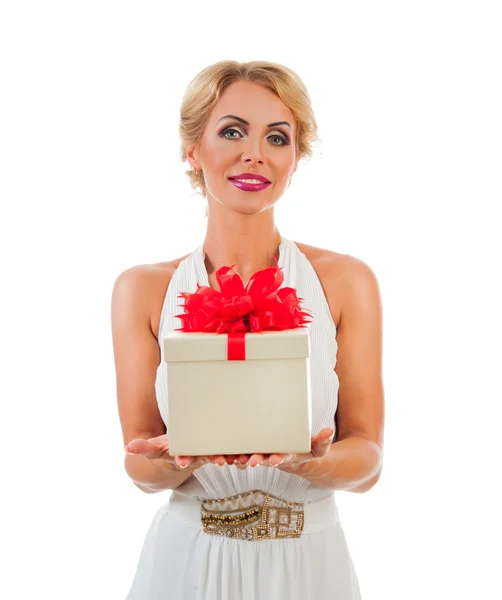 Молода щаслива жінка з подарунком — стокове фото