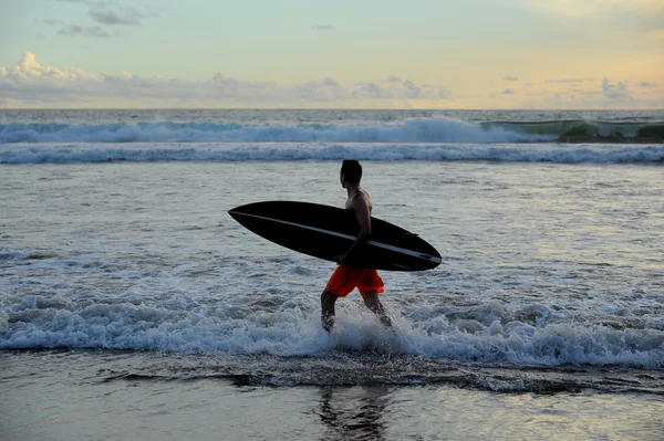 Surfeur avec planche — Photo