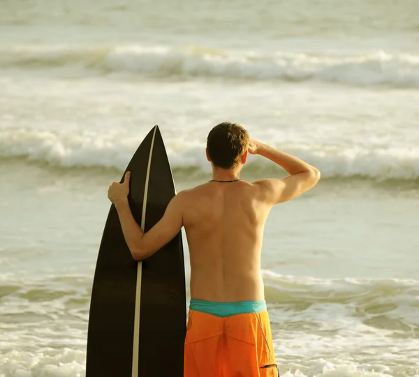 Surfeur avec planche — Photo